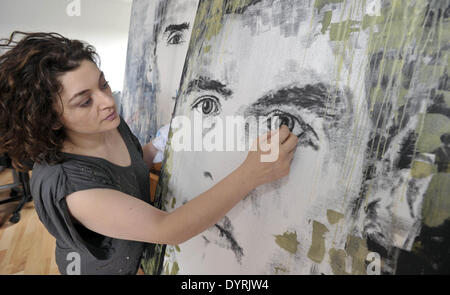 Artista Nahid Shahalimi dipinge i ritratti della squadra nazionale di calcio tedesca, 2012 Foto Stock