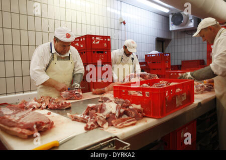 Rendendo le salsicce e prodotti a base di carne al macellaio Bauch a Monaco di Baviera, 2012 Foto Stock