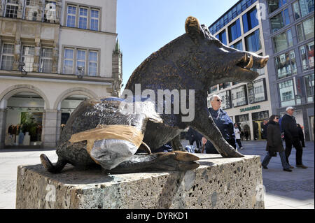 Danneggiato cinghiale in bronzo prima che il Museo della caccia e della pesca a Monaco di Baviera, 2012 Foto Stock