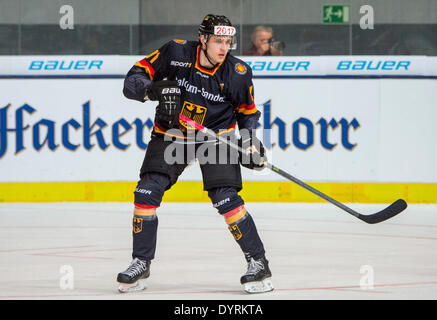 Monaco di Baviera, Germania. 24 apr 2014. La Germania Leon Draisaitl durante l'Euro Hockey Challenge international ice hockey match tra la Germania e la Russia a Monaco di Baviera, Germania, il 24 aprile 2014. Foto: Marc Mueller/dpa/Alamy Live News Foto Stock