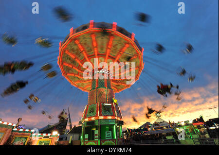 Atmosfera serale al Oktoberfest a Monaco di Baviera, 2012 Foto Stock