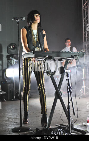 Austin, Texas, Stati Uniti d'America. 22 apr 2014. Sarah Barthel del duo Phantogram esegue in concerto a Stubb su Aprile 22, 2014 in Austin, Texas. © Manuel Nauta/NurPhoto/ZUMAPRESS.com/Alamy Live News Foto Stock