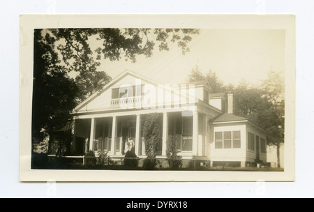 Questa immagine cattura Fannie Ratchford, una figura di spicco, nel 1970, accompagnato da Thomas P. Collins a Crockett, Texas. Riflette il loro ruolo nella comunità e mette in evidenza un momento della loro vita nella metà del XX secolo. Foto Stock