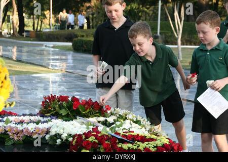 Manila, Filippine. Xxv Aprile, 2014. I ragazzi offrendo fiori presso la tomba del Soldato sconosciuto durante la 99th Anzac cerimonia in Taguig, Metro Manila. -- L'Australia e la Nuova Zelanda ambasciate portano la 99th Anzac Day cerimonia in Taguig, a sud della capitale Manila. Anzac Day paga il rispetto per gli australiani e neozelandesi che hanno dato la loro vita in servizio durante la guerra, nonché le operazioni di pace. Credito: J Gerard Seguia/NurPhoto/ZUMAPRESS.com/Alamy Live News Foto Stock