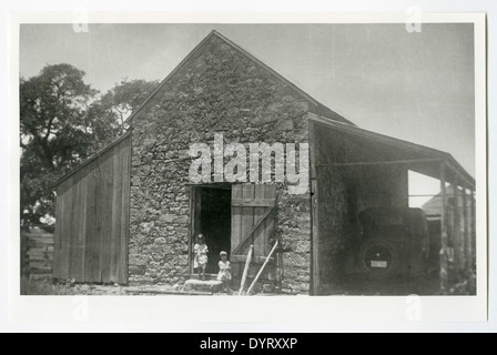 Fannie Ratchford era un importante artista afroamericano del Texas. Questa fotografia, scattata nel 1970, cattura un momento del suo processo creativo a Floresville, Texas, mostrando il suo viaggio artistico e il suo legame personale con la comunità locale. Foto Stock