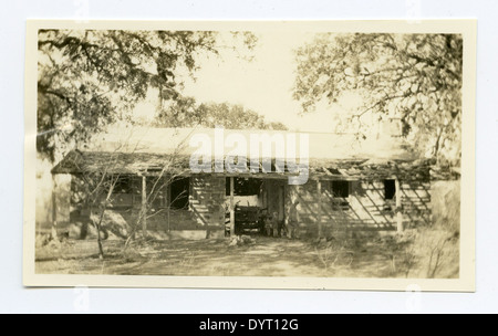 Questa fotografia del 1970 mostra Fannie Ratchford, Isaac King e il giudice Harper, che catturano un momento nella storia del Texas. Gli individui nell'immagine erano figure di spicco durante quel periodo, riflettendo l'ambiente culturale e sociale del Texas della metà del XX secolo. Foto Stock