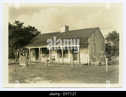 Fannie Ratchford fu una figura di spicco di Independence, Texas. Questa foto, scattata nel 1970, mette in evidenza i suoi contributi e la sua presenza nella comunità durante quel periodo. Funge da documento storico di importanza locale. Foto Stock