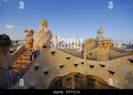 Camini surreale o sculture, sul tetto della Casa Milá o La Pedrera, di Antoni Gaudi, Barcellona, Spagna Foto Stock