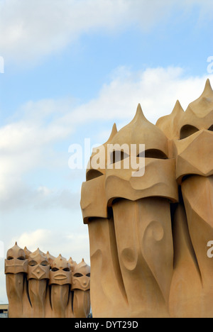 Camini surreale o sculture, sul tetto della Casa Milá o La Pedrera, di Antoni Gaudi, Barcellona, Spagna Foto Stock