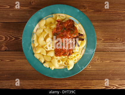 La pasta italiana Le pipe rigate con marinara o salse a base di carne e le carni bovine Foto Stock