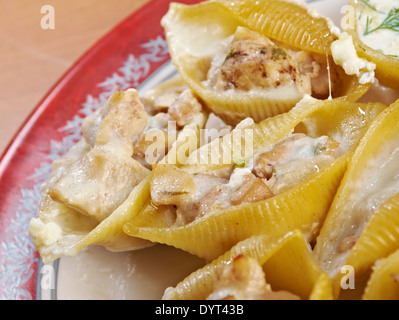 Conchiglioni rigati di pollo ripieno di formaggio e. Foto Stock