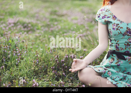Pretty Woman meditare nel Parco Foto Stock