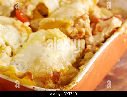 Pollo e lasagne di zucca in ceramica casseruola, close up Foto Stock