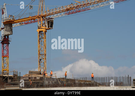 Atene, Grecia. Xxv Aprile, 2014. Gru operano presso il cantiere di Stavros Niarchos Centro di cultura, nel sud di Atene. La joint venture è uno dei paesi alcuni finanziati privatamente progetti poiché il paese è stato colpito da una grave crisi finanziaria nel 2009. I 566 milioni di euro Il progetto dovrebbe essere completato nel 2016, e comprenderà una nuova opera house e biblioteca nazionale. L' Unione europea ha confermato il mercoledì che la Grecia ha registrato un avanzo primario. © Aristidis Vafeiadakis/ZUMAPRESS.com/Alamy Live News Foto Stock