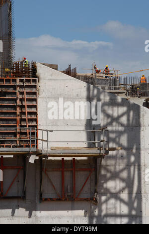 Atene, Grecia. Xxv Aprile, 2014. Gru operano presso il cantiere di Stavros Niarchos Centro di cultura, nel sud di Atene. La joint venture è uno dei paesi alcuni finanziati privatamente progetti poiché il paese è stato colpito da una grave crisi finanziaria nel 2009. I 566 milioni di euro Il progetto dovrebbe essere completato nel 2016, e comprenderà una nuova opera house e biblioteca nazionale. L' Unione europea ha confermato il mercoledì che la Grecia ha registrato un avanzo primario. © Aristidis Vafeiadakis/ZUMAPRESS.com/Alamy Live News Foto Stock