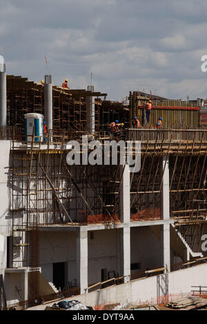 Atene, Grecia. Xxv Aprile, 2014. Gru operano presso il cantiere di Stavros Niarchos Centro di cultura, nel sud di Atene. La joint venture è uno dei paesi alcuni finanziati privatamente progetti poiché il paese è stato colpito da una grave crisi finanziaria nel 2009. I 566 milioni di euro Il progetto dovrebbe essere completato nel 2016, e comprenderà una nuova opera house e biblioteca nazionale. L' Unione europea ha confermato il mercoledì che la Grecia ha registrato un avanzo primario. © Aristidis Vafeiadakis/ZUMAPRESS.com/Alamy Live News Foto Stock