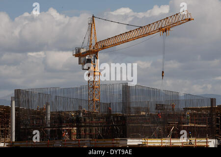 Atene, Grecia. Xxv Aprile, 2014. Gru operano presso il cantiere di Stavros Niarchos Centro di cultura, nel sud di Atene. La joint venture è uno dei paesi alcuni finanziati privatamente progetti poiché il paese è stato colpito da una grave crisi finanziaria nel 2009. I 566 milioni di euro Il progetto dovrebbe essere completato nel 2016, e comprenderà una nuova opera house e biblioteca nazionale. L' Unione europea ha confermato il mercoledì che la Grecia ha registrato un avanzo primario. © Aristidis Vafeiadakis/ZUMAPRESS.com/Alamy Live News Foto Stock