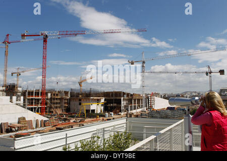 Atene, Grecia. Xxv Aprile, 2014. Gru operano presso il cantiere di Stavros Niarchos Centro di cultura, nel sud di Atene. La joint venture è uno dei paesi alcuni finanziati privatamente progetti poiché il paese è stato colpito da una grave crisi finanziaria nel 2009. I 566 milioni di euro Il progetto dovrebbe essere completato nel 2016, e comprenderà una nuova opera house e biblioteca nazionale. L' Unione europea ha confermato il mercoledì che la Grecia ha registrato un avanzo primario. © Aristidis Vafeiadakis/ZUMAPRESS.com/Alamy Live News Foto Stock