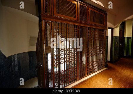 Vecchia gabbia metallica Ascensore in edificio art deco Buenos Aires Argentina Foto Stock