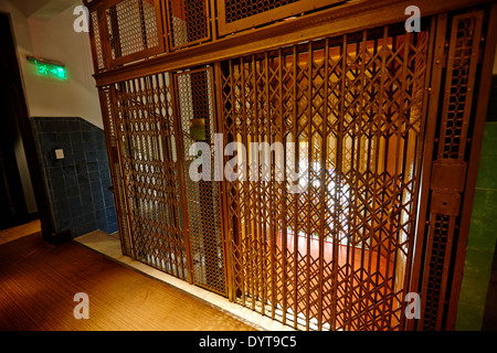 Vecchia gabbia metallica Ascensore in edificio art deco Buenos Aires Argentina Foto Stock