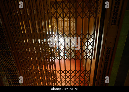 Vecchia gabbia metallica Ascensore in edificio art deco Buenos Aires Argentina Foto Stock