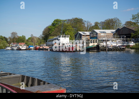 Cantiere sul fiume Tamigi a Twickenham, London, Regno Unito Foto Stock