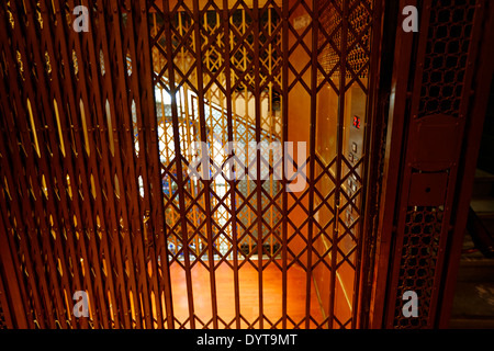 Vecchia gabbia metallica Ascensore in edificio art deco Buenos Aires Argentina Foto Stock