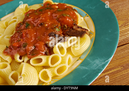 La pasta italiana Le pipe rigate con marinara o salse a base di carne e le carni bovine Foto Stock