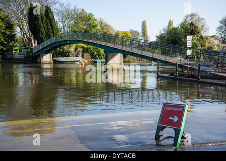 Alta Marea inondazioni del fiume Tamigi con pedoni segno, Twickenham, London, Regno Unito Foto Stock