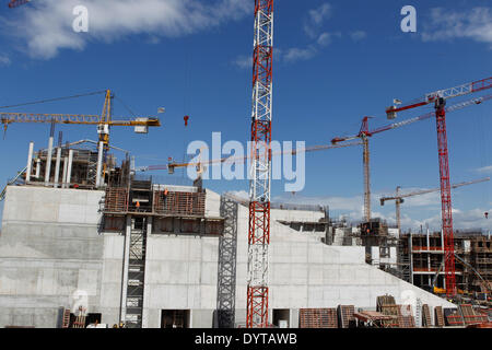 Atene, Grecia. Xxv Aprile, 2014. Gru operano presso il cantiere di Stavros Niarchos Centro di cultura, nel sud di Atene. La joint venture è uno dei paesi alcuni finanziati privatamente progetti poiché il paese è stato colpito da una grave crisi finanziaria nel 2009. I 566 milioni di euro Il progetto dovrebbe essere completato nel 2016, e comprenderà una nuova opera house e biblioteca nazionale. L' Unione europea ha confermato il mercoledì che la Grecia ha registrato un avanzo primario. © Aristidis Vafeiadakis/ZUMAPRESS.com/Alamy Live News Foto Stock