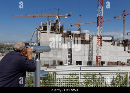 Atene, Grecia. Xxv Aprile, 2014. Gru operano presso il cantiere di Stavros Niarchos Centro di cultura, nel sud di Atene. La joint venture è uno dei paesi alcuni finanziati privatamente progetti poiché il paese è stato colpito da una grave crisi finanziaria nel 2009. I 566 milioni di euro Il progetto dovrebbe essere completato nel 2016, e comprenderà una nuova opera house e biblioteca nazionale. L' Unione europea ha confermato il mercoledì che la Grecia ha registrato un avanzo primario. © Aristidis Vafeiadakis/ZUMAPRESS.com/Alamy Live News Foto Stock