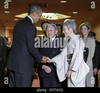 Tokyo, TOKYO, GIAPPONE. Xxv Aprile, 2014. Il Presidente Usa Barack Obama (L) offerte un addio al Giappone di Imperatore Akihito (2 L) e l'Imperatrice Michiko con ambasciatore statunitense in Giappone Caroline Kennedy (R) in Tokyo, Giappone, 25 Aprile 2014 come la coppia imperiale visita Obama per le gare un addio prima Obama la partenza per la Corea del Sud. Il Presidente Usa Barack Obama è arrivato in Giappone a notte 23 Aprile per una tre giorni di visita di Stato in mezzo alle crescenti preoccupazioni in materia di nucleare della Corea del Nord e i programmi della Cina di assertività nel Mar Cinese Orientale. Obama ultima ha visitato il paese nel novembre 2010. Un interprete è visto in centro. C Foto Stock