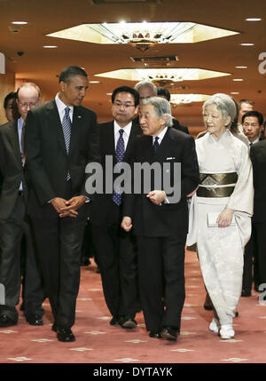 Tokyo, TOKYO, GIAPPONE. Xxv Aprile, 2014. Il Presidente Usa Barack Obama (2 L) colloqui con il Giappone l'imperatore Akihito e Imperatrice Michiko a Tokyo in Giappone, 25 Aprile 2014 come la coppia imperiale visita Obama per le gare un addio prima Obama la partenza per la Corea del Sud. Il Presidente Usa Barack Obama è arrivato in Giappone a notte 23 Aprile per una tre giorni di visita di Stato in mezzo alle crescenti preoccupazioni in materia di nucleare della Corea del Nord e i programmi della Cina di assertività nel Mar Cinese Orientale. Obama ultima ha visitato il paese nel novembre 2010. Un interprete è visto in centro. Credito: Kimimasa Mayama Jana/press/ZUMAPRESS.com/Alamy Live News Foto Stock