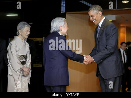 Tokyo, TOKYO, GIAPPONE. Xxv Aprile, 2014. Il Presidente Usa Barack Obama (R) stringe la mano con il Giappone l'imperatore Akihito, accompagnato da Empress Michiko (L) a Tokyo in Giappone, 25 Aprile 2014 come la coppia imperiale visita Obama per le gare un addio prima Obama la partenza per la Corea del Sud. Il Presidente Usa Barack Obama è arrivato in Giappone a notte 23 Aprile per una tre giorni di visita di Stato in mezzo alle crescenti preoccupazioni in materia di nucleare della Corea del Nord e i programmi della Cina di assertività nel Mar Cinese Orientale. Obama ultima ha visitato il paese nel novembre 2010. Credito: Kimimasa Mayama Jana/press/ZUMAPRESS.com/Alamy Live News Foto Stock