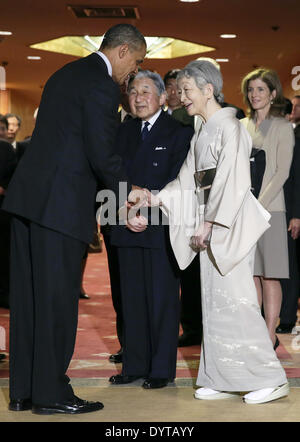 Tokyo, TOKYO, GIAPPONE. Xxv Aprile, 2014. Il Presidente Usa Barack Obama (L) offerte un addio al Giappone di Imperatore Akihito (2 L) e l'Imperatrice Michiko con ambasciatore statunitense in Giappone Caroline Kennedy (R) in Tokyo, Giappone, 25 Aprile 2014 come la coppia imperiale visita Obama per le gare un addio prima Obama la partenza per la Corea del Sud. Il Presidente Usa Barack Obama è arrivato in Giappone a notte 23 Aprile per una tre giorni di visita di Stato in mezzo alle crescenti preoccupazioni in materia di nucleare della Corea del Nord e i programmi della Cina di assertività nel Mar Cinese Orientale. Obama ultima ha visitato il paese nel novembre 2010. Un interprete è visto in centro. C Foto Stock