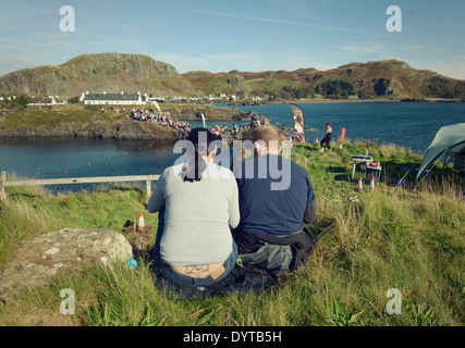 La folla a guardare il mondo che la scrematura di pietra campionato.Easdale, Scotland, Regno Unito. 29 Sett 2013. Foto Stock