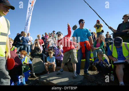 Un giovane ragazzo prende parte al mondo la scrematura di pietra campionato.Easdale, Scotland, Regno Unito. 29 Sett 2013. Foto Stock