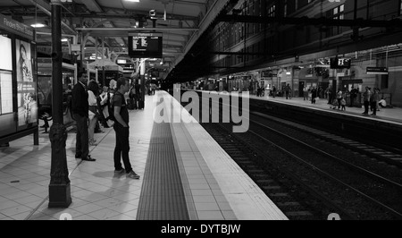 La piattaforma del treno nella stazione di Flinders, Melbourne, Victoria, Australia Foto Stock