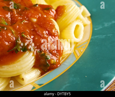 La pasta italiana Le pipe rigate con marinara o salse a base di carne e le carni bovine Foto Stock