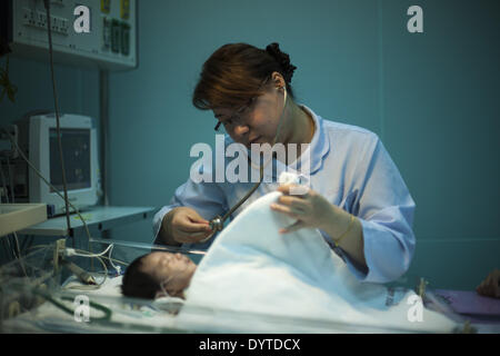 L'infermiera si prendono cura dei bambini dopo operazione al cuore a Shanghai ChildrenâÄ™s Medical Center Foto Stock