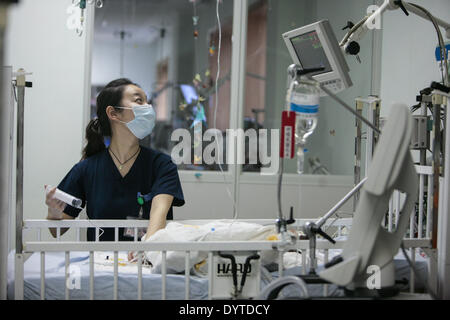 L'infermiera si prendono cura dei bambini dopo operazione al cuore a Shanghai ChildrenâÄ™s Medical Center Foto Stock