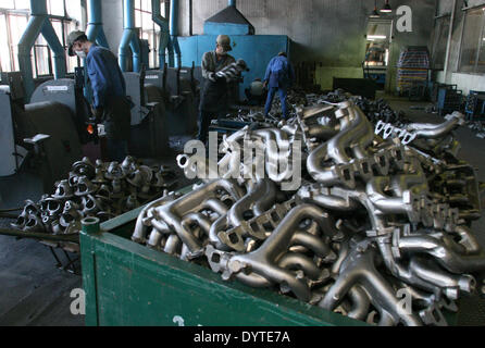 Lavoratori cinesi lucidato la parte del motore in corrispondenza di una linea di produzione di Minivan Hafei Automobile Manufacturing Co.Ltd. Foto Stock