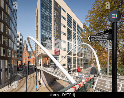 Piccadilly posto con Wilkinson Eyre ponte in primo piano, Manchester, Greater Manchester. Foto Stock