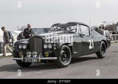 1953 Bentley R-Type Gooda speciale con autista Wil Arif, Tony lo sguardo di gara del trofeo, 72a Goodwood assemblea dei soci, Sussex, Regno Unito. Foto Stock