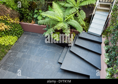 Patio Giardino al livello del seminterrato al Morgan casa a Notting Hill Londra UK progettato da giardini modulare in combinazione con Foto Stock