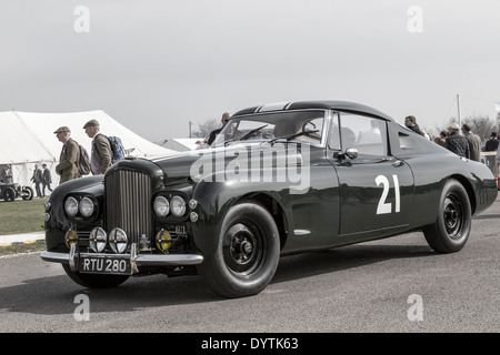 1953 Bentley R-Type Gooda speciale con autista Wil Arif, Tony lo sguardo di gara del trofeo, 72a Goodwood assemblea dei soci, Sussex, Regno Unito. Foto Stock