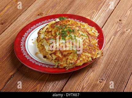 Boxty - Traditional Irish potato pancake. fritto piatti a base di patate è la sua liscia, grana fine coerenza. Foto Stock