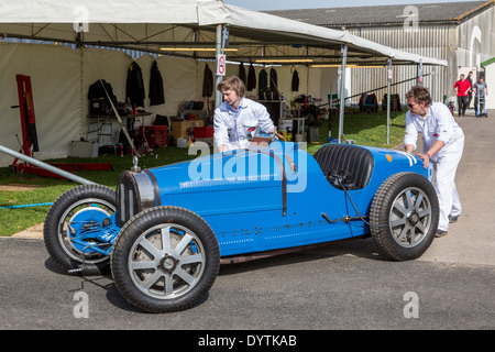 1927 Bugatti 35B nel paddock con meccanica. Trofeo Grover-Williams concorrente. 72a Goodwood assemblea dei soci, Sussex. Foto Stock