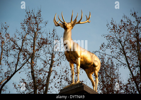 Golden deer scultura in autunno sole serale, Volkspark Schoeneberg, Berlino, Germania. Foto Stock