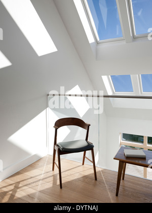Sedia in un angolo della stanza, CarbonLight Home, Rothwell, Kettering Foto Stock